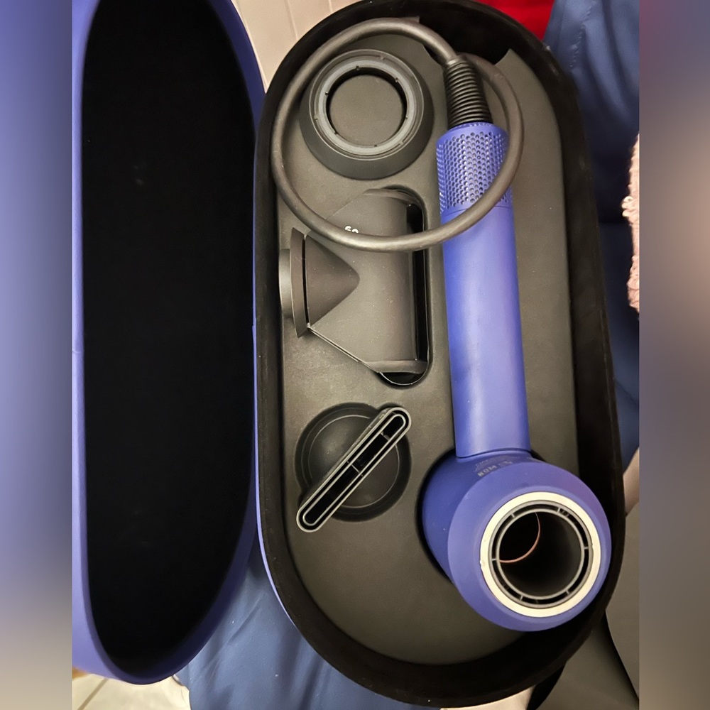 Blower nuevo se compró pero no sé usarlo es original marca Dyson color violetas